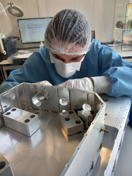 BIRA-ingenieur assembleert demonstratiemodel VenSpec-H