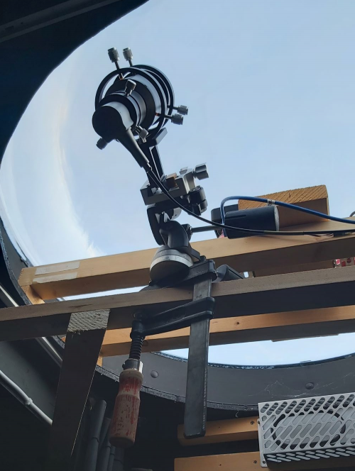 kleine astronomische lens gebruikt om licht van het noorderlicht vast te leggen