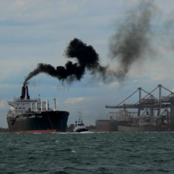 Schip net buiten haven Saint Louis du Rhone