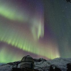 Aurora boven astronomische koepel Skibotn-observatorium