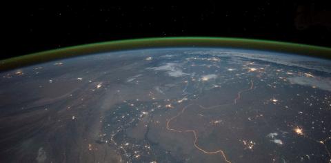Night side green airglow layer surrounding the Earth
